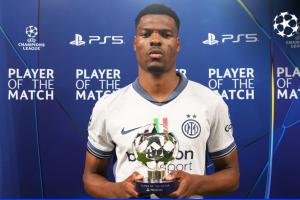 华体会官网入口-面如土色泥头车！邓弗里斯领取最佳奖杯，全程面无表情超冷漠