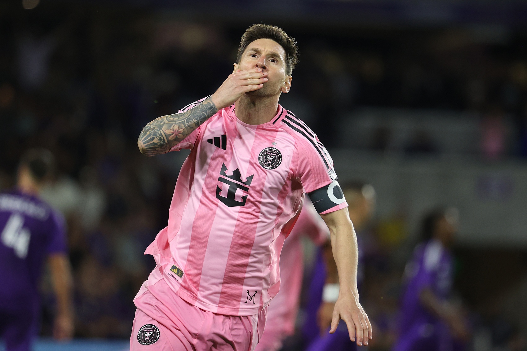 华体会官网APP-西媒：加泰电台的民调显示，巴萨球迷并不看好梅西以球员身份回归